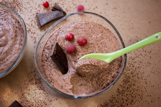 Mousse de chocolate negro con grosellas