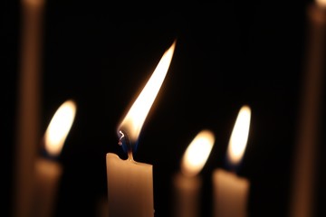 BOUGIE ALLUMEE - CIERGE ALLUME