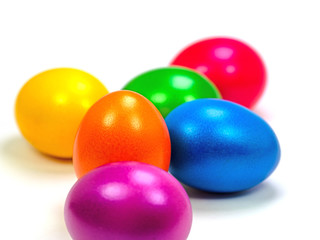 Bunte Ostereier vor weißem Hintergrund