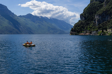 Fototapeta na wymiar Tretboot auf dem Gardasee