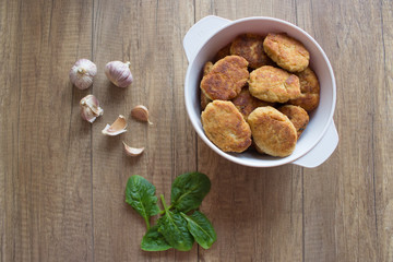Fototapeta na wymiar Fried cutlet with garlic and green salat
