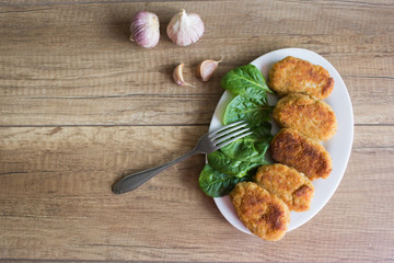 Fried cutlet with garlic and green salat