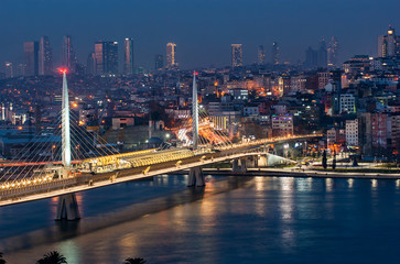 Obraz premium Golden horn subway suspension bridge night view. 2014 built in beyoglu, istanbul