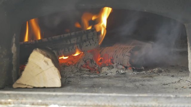 feuer im steinofen pizzaofen