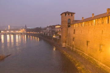 Fototapeta premium Adige River and ancient wall of Castelvecchio at night, Verona, Italy.