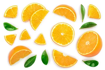 Fototapete Obst Orange mit Blättern auf weißem Hintergrund. Ansicht von oben. Flach legen