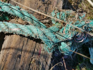 Seil um Holzstück geschlungen