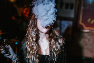 Young girl to vape in the disco