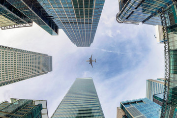 Abstrakte Sicht auf die Skyline von Canary Wharf in London, mit den modernen Bürogebäuden und...
