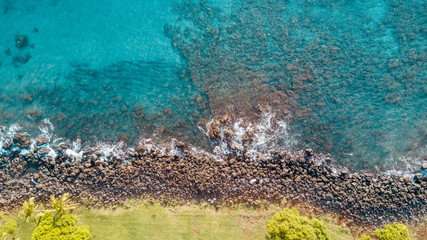 Imagem aérea de praia com pedras na ilha de Maui, no Havaí (EUA)