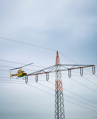 Neue Stromtrassen werde mit Hilfe von Helikoptern ausgebaut © Countrypixel