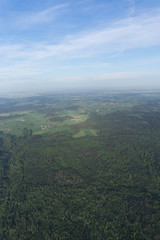 Fototapeta na wymiar Wald und Wiesen-Landschaft im bayerischen Voralpenland
