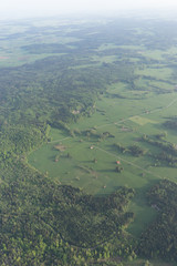 Wald und Wiesen-Landschaft im bayerischen Voralpenland