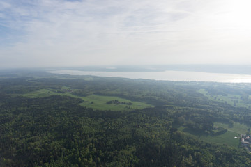 Naklejka premium Bei Sonnenaufgang: Wasser-Landschaft im Fünf-Seen-Land