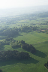 Wald und Wiesen-Landschaft im bayerischen Voralpenland