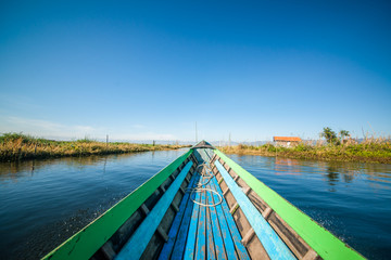 Passeando de barco em Inle Lake, Myanmar.