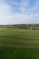 Dörfliche Feld- und Wiesen-Landschaft im bayerischen Voralpenland