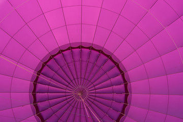 Naklejka premium Fahrt mit dem Heißluftballon - pink-farbene Textur