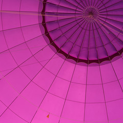 Naklejka premium Fahrt mit dem Heißluftballon - pink-farbene Textur