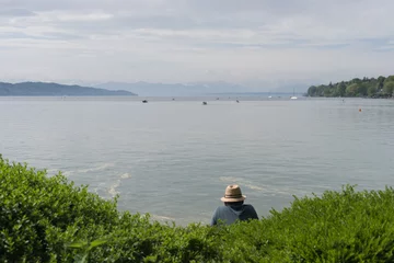 Foto op Canvas Mann mit Hut blickt entspannt auf den Starnberger See © tina7si