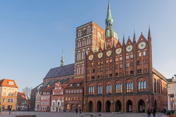 Stralsund – Rathaus mit Schaufassade, dahinter die Nikolaikirche am Alten Markt - obrazy, fototapety, plakaty