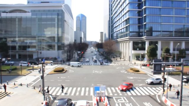 横浜　みなとみらい　けやき通りを走る自動車