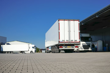 Mehrere weiße LKW´s bei einer Spedition