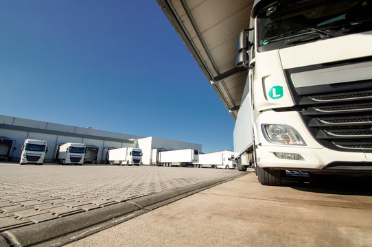 Wei&szlig;e Lastkraftwagen auf einer Spedition