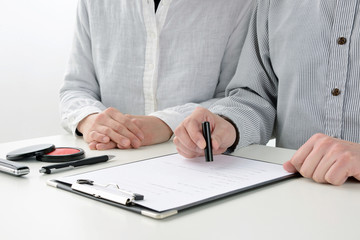 契約を結ぶ男女