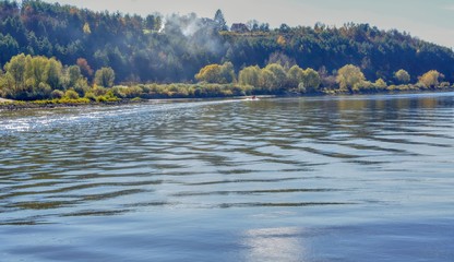 jesienny krajobraz nadwiślański w okolicach Kazimierza Dolnego, widok od strony  rzeki Wisły