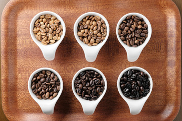 6段階に焙煎されたコーヒー豆