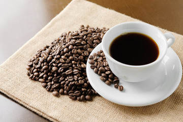 コーヒー豆とコーヒーのイメージ