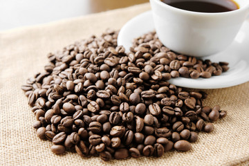 コーヒー豆とコーヒーのイメージ