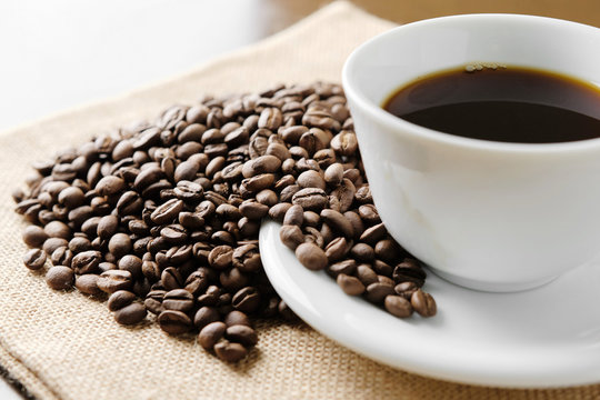 コーヒー豆とコーヒーのイメージ