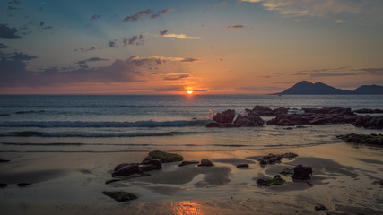 Puesta de sol de verano sobre la playa de Fonforrón en Poto do Son, A Coruña, España.