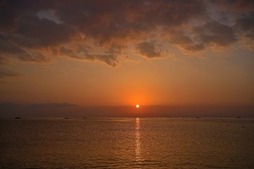 Fototapeta premium 大阪湾に登る朝日の情景