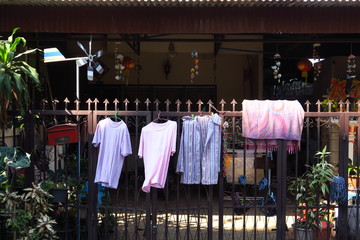 Vêtements  sechant sur la clôture 