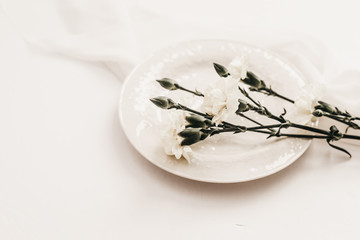 Obraz na płótnie Canvas Elegant Neutral & White Floral