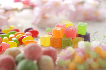 色とりどりの甘いキャンディーや砂糖菓子の雛菓子