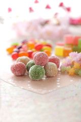 色とりどりの甘いキャンディーや砂糖菓子の雛菓子