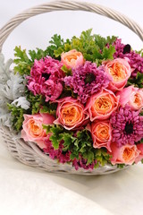 バラとラナンキュラスの花かご