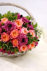 バラとラナンキュラスの花かご
