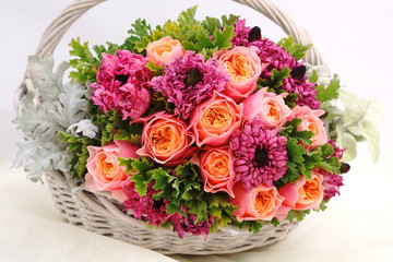 バラとラナンキュラスの花かご