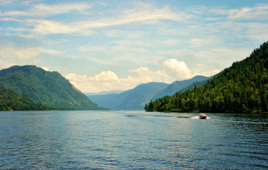 Fototapeta na wymiar Lake Teletskoye in Altai