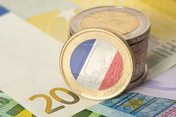 Euro Geldscheine und Münzen und Flagge von Frankreich