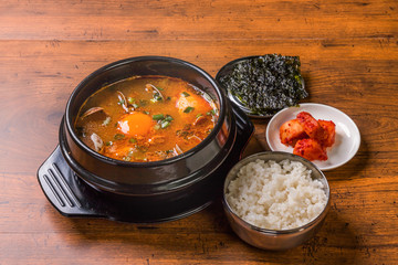 スンドゥブ 豆腐チゲ 韓国のグルメkimchi sundubu-jjigae Korean food