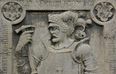 Grabstein eines Ritters im Mittelalter mit Rüstung gearbeitet als Relief