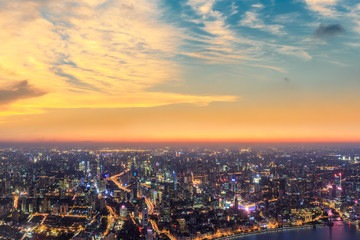 Obraz premium Shanghai city skyline and beautiful colorful clouds at night