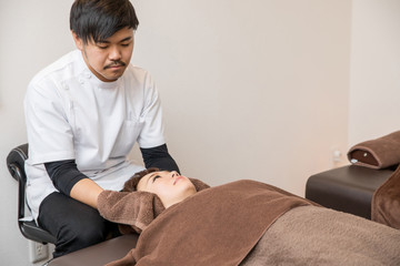 整体を受ける女性（頭）