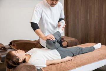 整体を受ける女性（足）